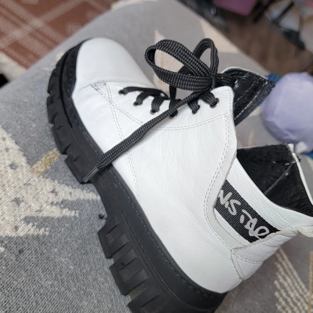 Taranis Women's White and Black Leather Ankle Boots Size 8.5 (39)